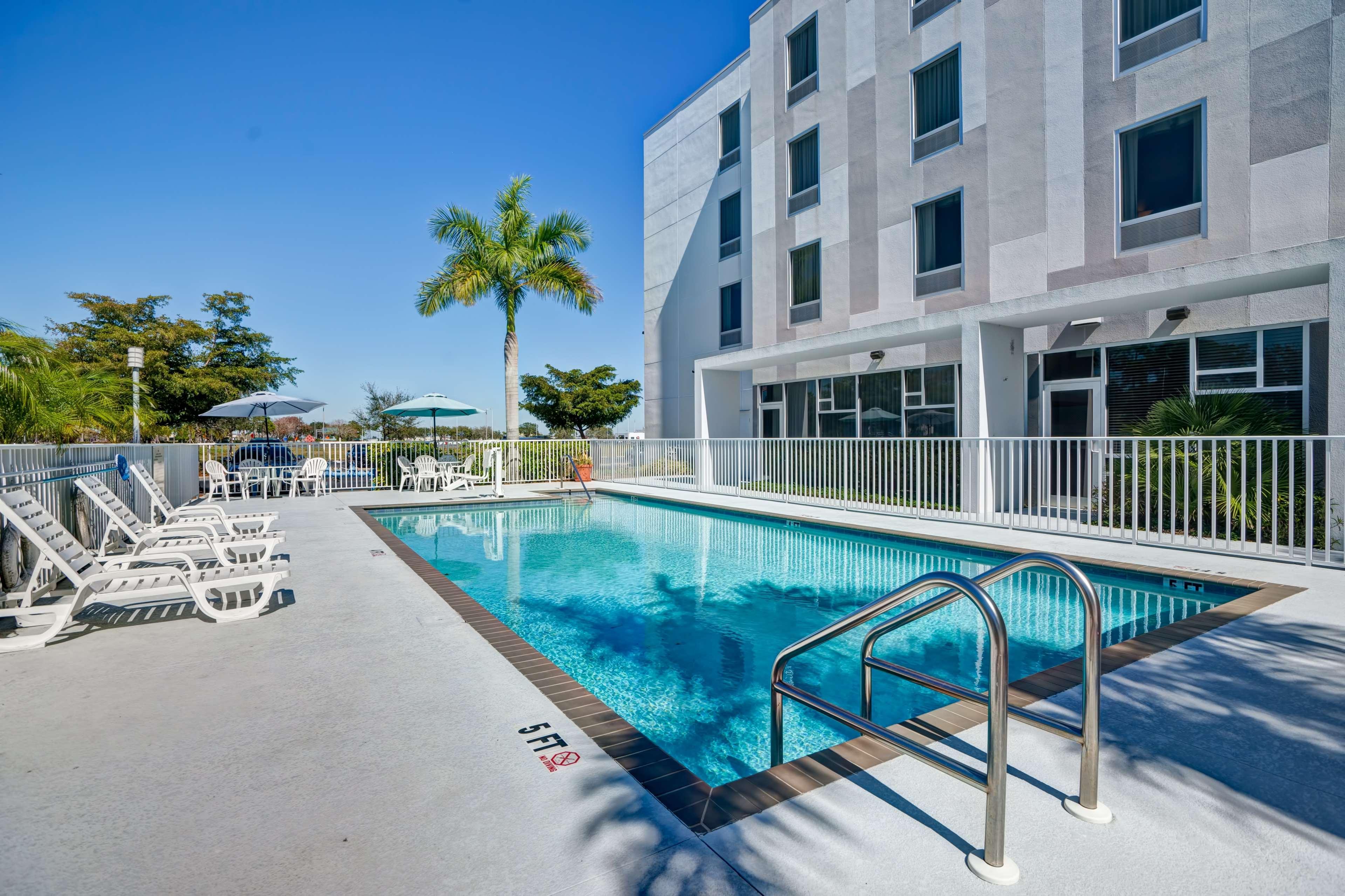 Hampton Inn & Suites Sarasota / Bradenton - Airport Екстериор снимка